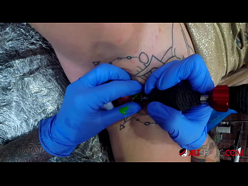 ❤️ Extremt tatuerade snyggingen Sully Savage fick en tatuering på sin klitoris ️ Sexvideo at us sv.hentai-id.ru ❤